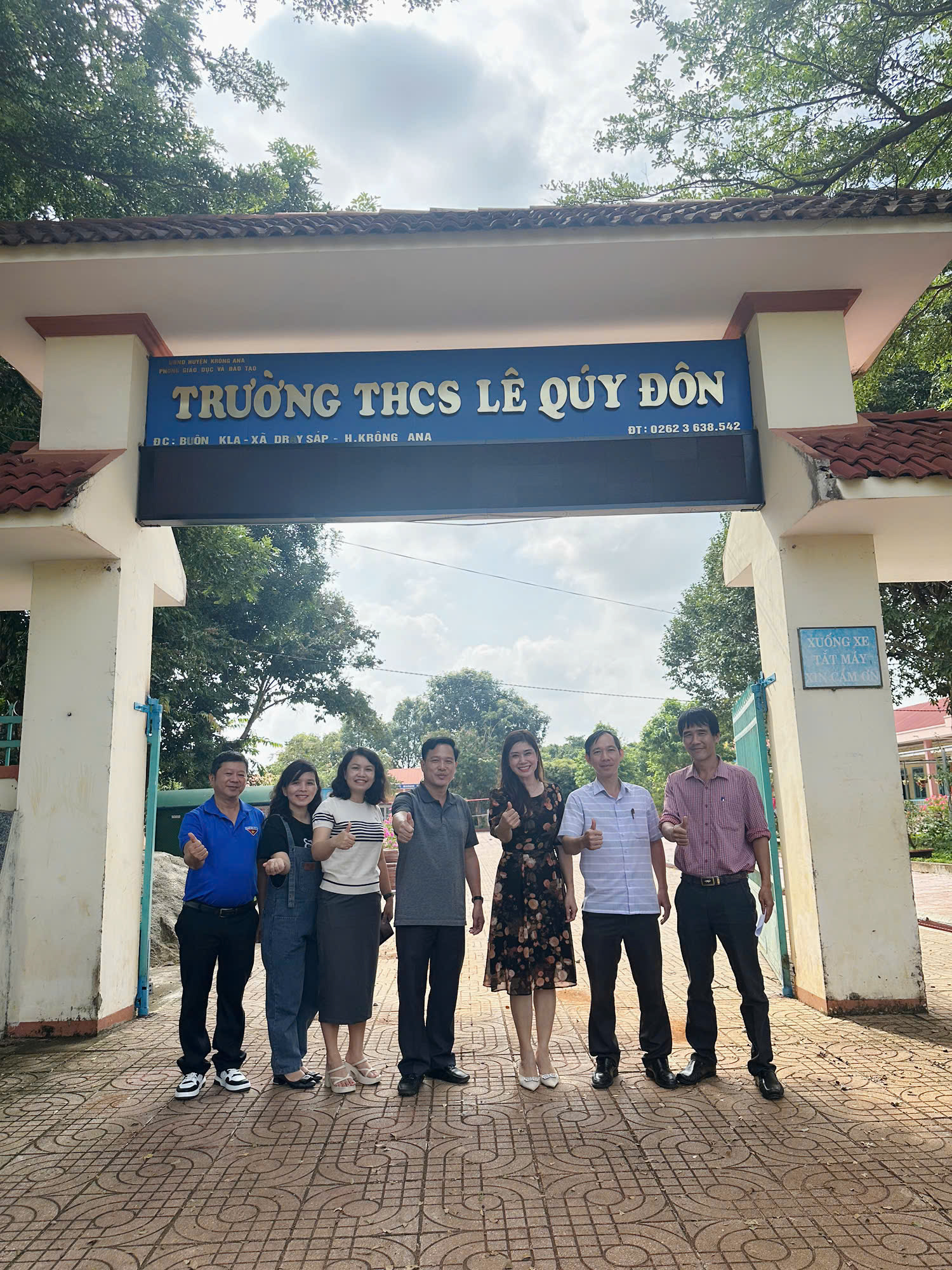 2024-08-18 Nhận Sách từ trường THCS Phan Chu Trinh2